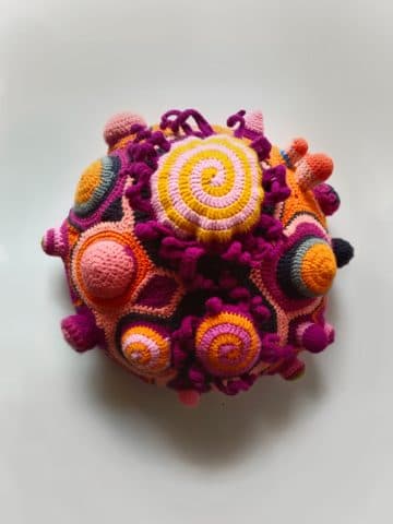 LI ACTUALLEE | Morph (pink-orange), 2023 | Acrylic yarn, polyfill, and felt.(with wooden frame) |17 x 17 ″
